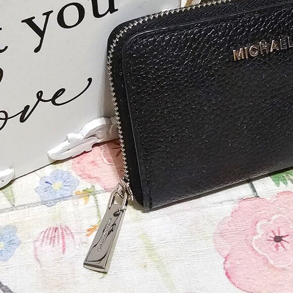 Michael Kors Black Leather Zippered Wallet Card Case. - Picture 4 of 13